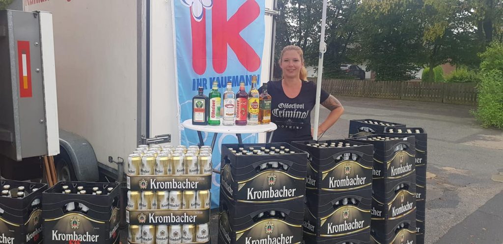 Vor dem Laden mit Bierkisten